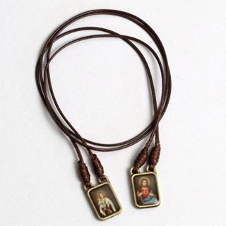 Escapulário de Metal OV com Resina e Folheto em Oferta na Shopee