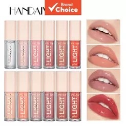 Brilho labial monocromático hidratante com efeito espelhado e acabamento glossy.