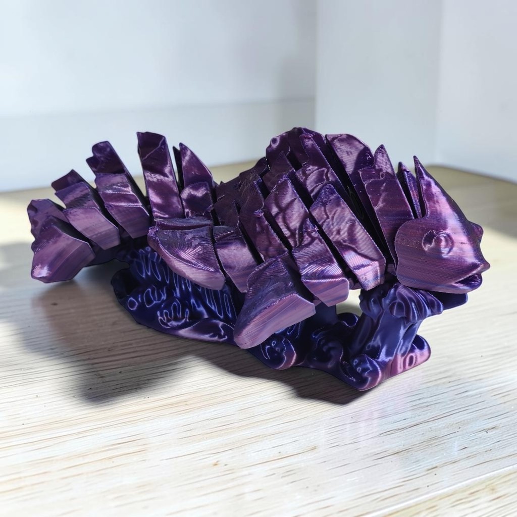 Peixe Koi Articulado sensorial Com Base Ondas
