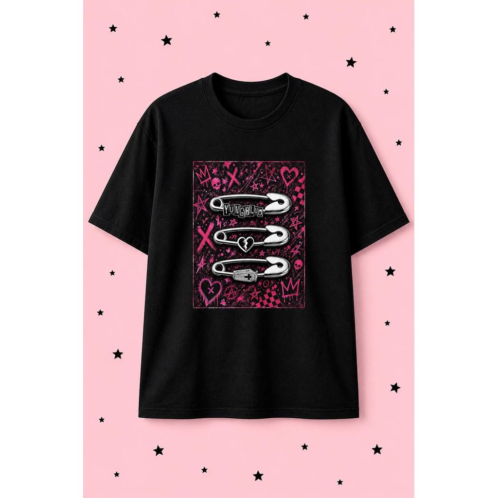 Camiseta Masculina Feminina Estampa Y2K Safety Pin Estética Emo T-shirt Unissex Streetwear Envio Imediato