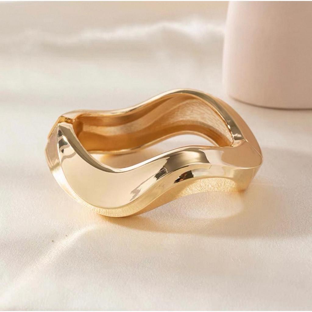 Pulseira Dourada Feminina Ondulada – Design Moderno e Elegante, Acessório Minimalista em Oferta na Shopee