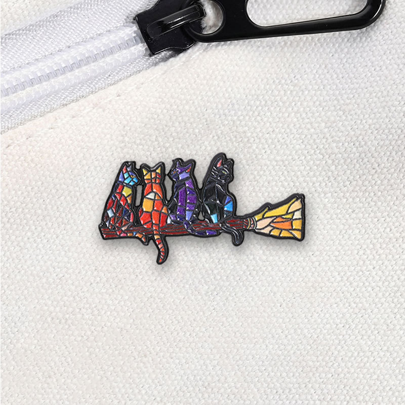 Vitral Bruxa Gatos Em Vassoura Esmalte Pino Magia Academia Gato Lapela Broche Estético Witchy Felino Distintivo Para Moc