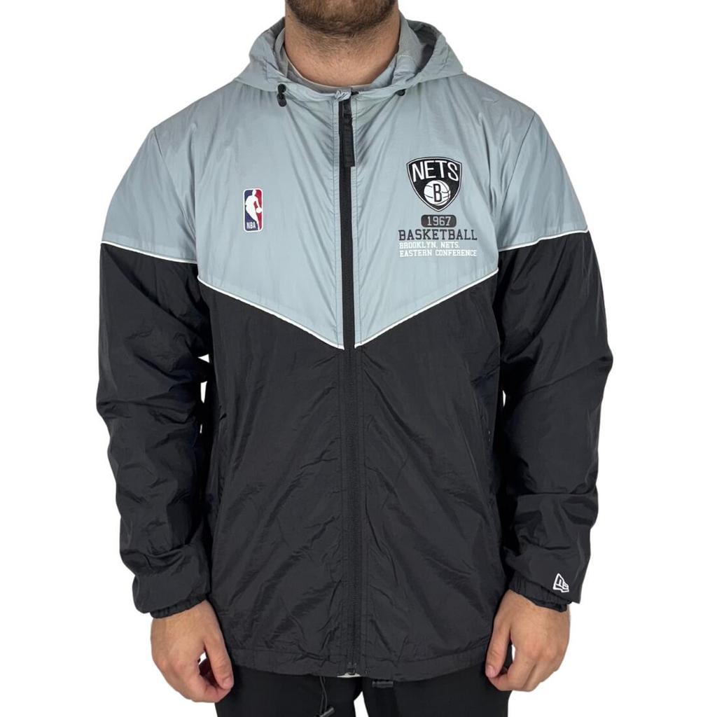 Jaqueta New Era Corta Vento Brooklyn Nets Club House Preto/Cinza