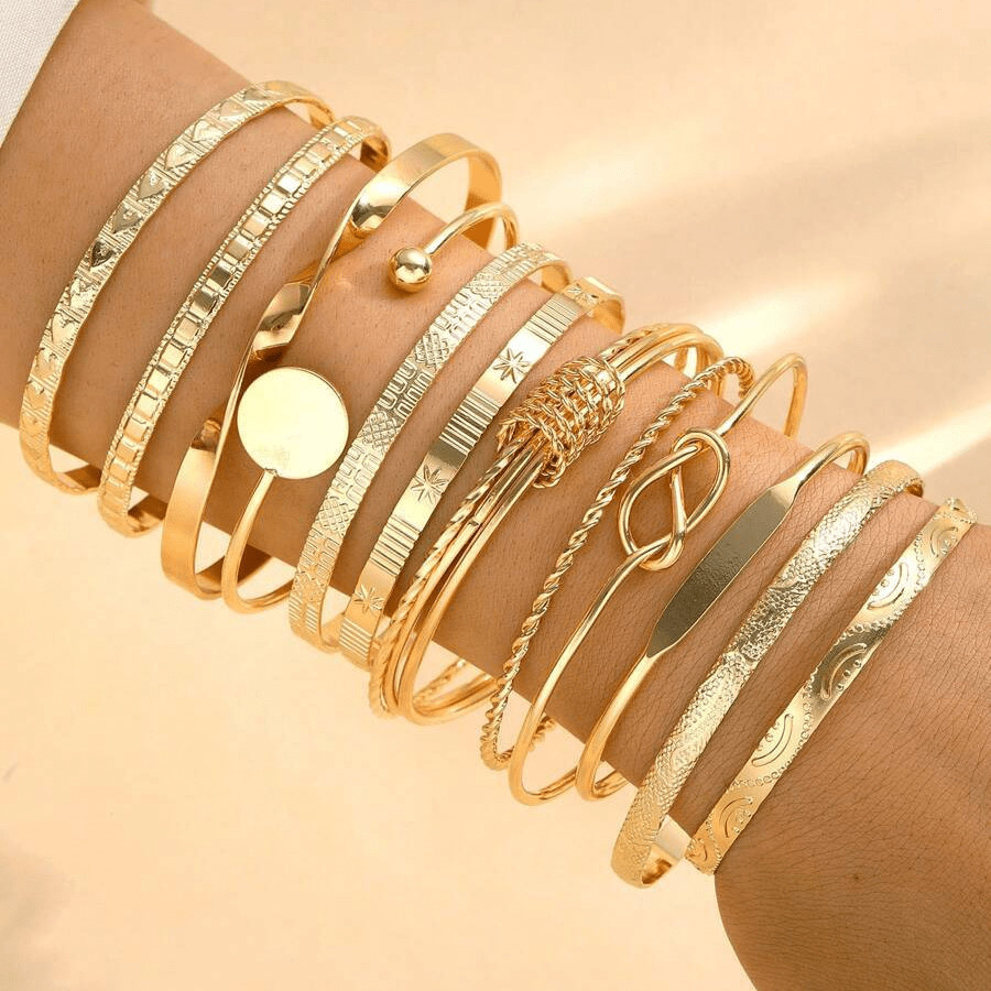 Jogo de pulseiras douradas e prateadas com 5,7e12 peças, em diversas estilos, elegantes, nobres, luxuosos e refinados.