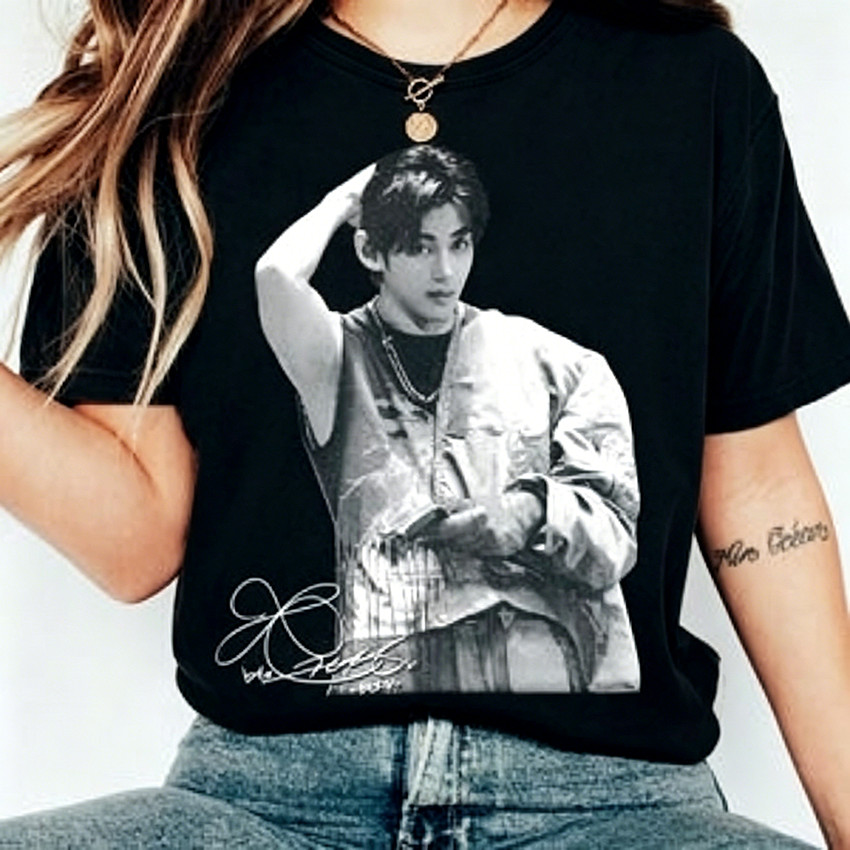Camiseta Oversized Masculina Feminina V BTS Foto Preto e Branco com Assinatura, Camiseta Kpop Streetwear Vintage