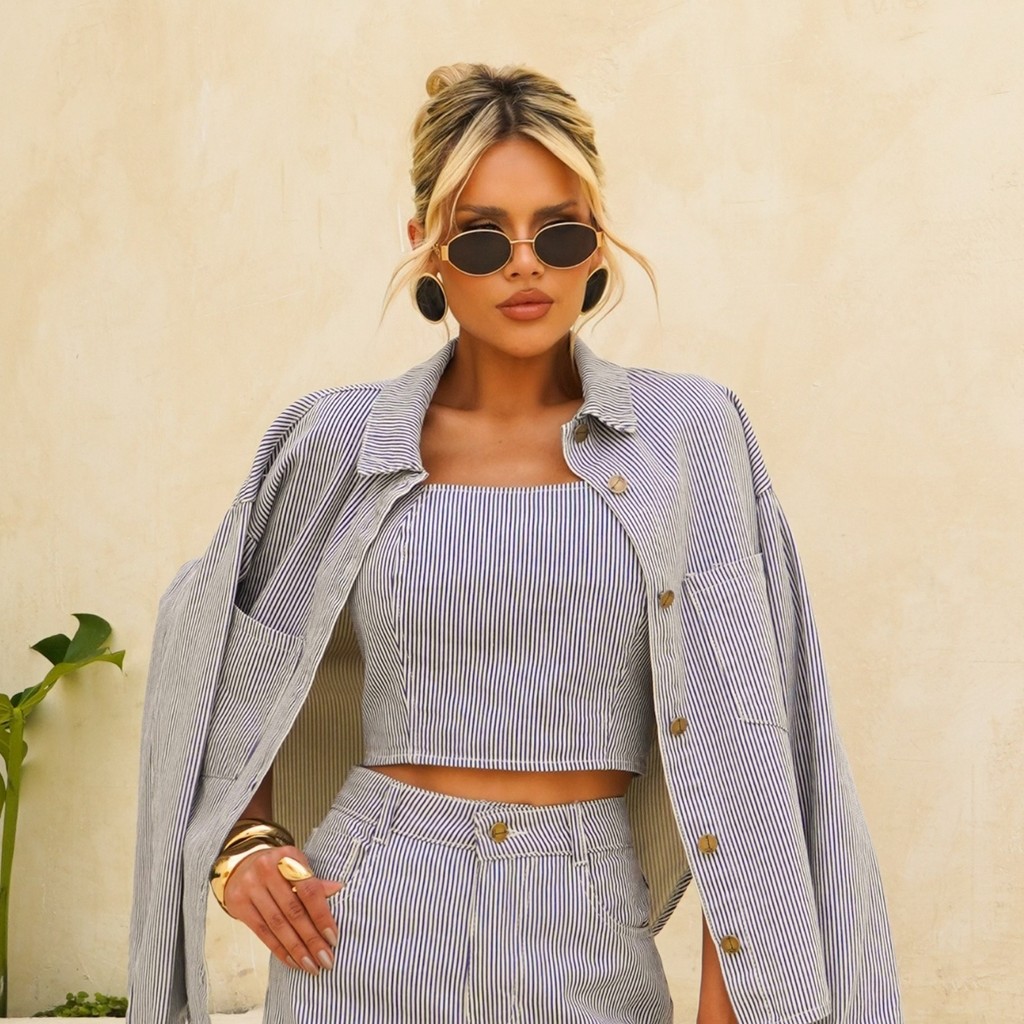 Conjunto Mini Saia, Camisa Oversized e Cropped Faixa Listrado Kit 3 Peças Moda Jeans Cintura Alta