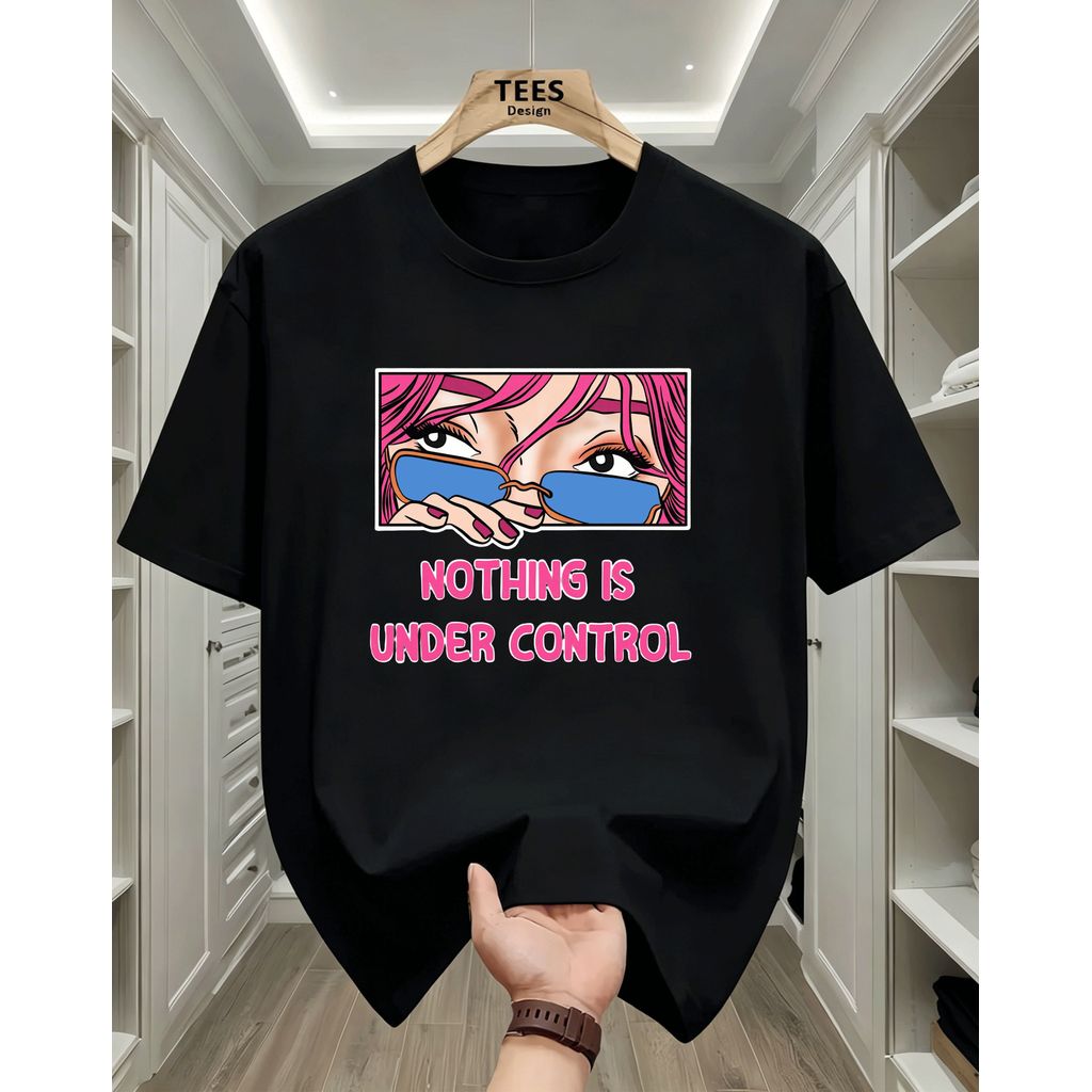 2026 Camiseta Unissex Estampa Com Personagem com Óculos de Sol e Frase Nothing is Under Control Moderna Estilosa Diverti