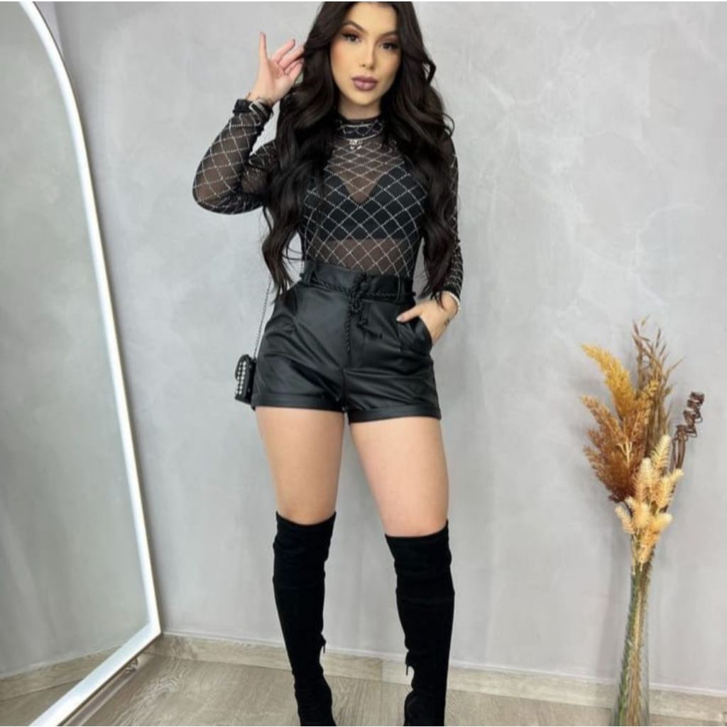 Conjunto bory de tule com pedrarias e short com cinto couro moda feminina lindo