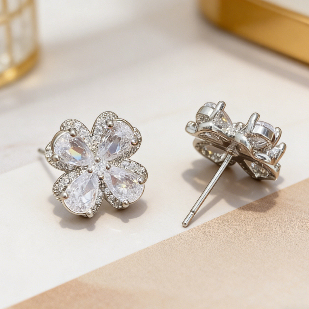 Brincos de nicho de luxo com luz de trevo de quatro folhas, brincos de zircônia com diamante completo, brincos brilhante