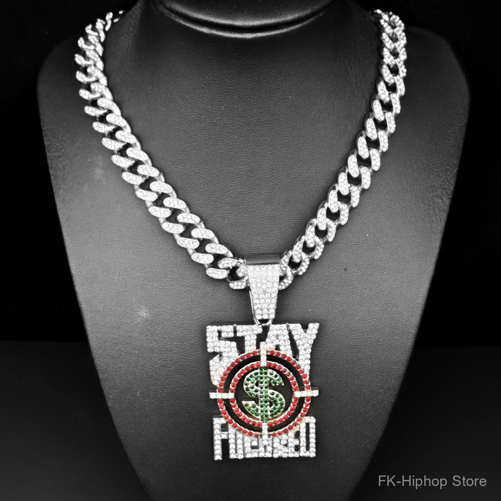 Colar Hip-Hop STAY FOCUS-ED USD, Totalmente Cravejado De Diamantes, Com Um Estilo Totalmente Rap, Com Um Pingente De Cor