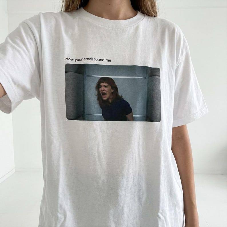 Camiseta Oversized Unissex Branca, Alta Qualidade, Estampa "How your email found me" Meme