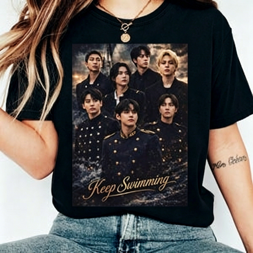 Camiseta Oversized Masculina Feminina BTS “Keep Swimming” Estilo Militar, Camiseta Kpop Streetwear com Arte de Grupo