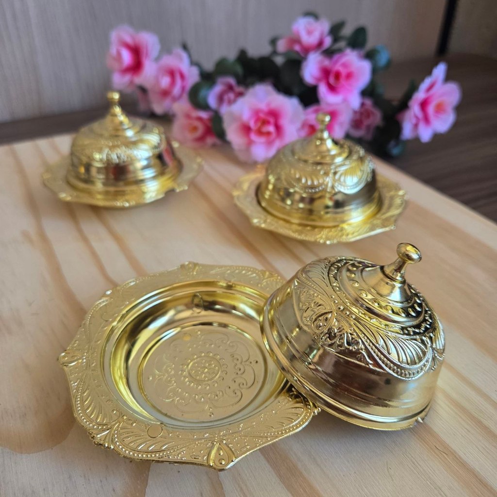 Mini Bandeja Redonda Arabesco Dourada com Tampa Elegante – 12 Unidades