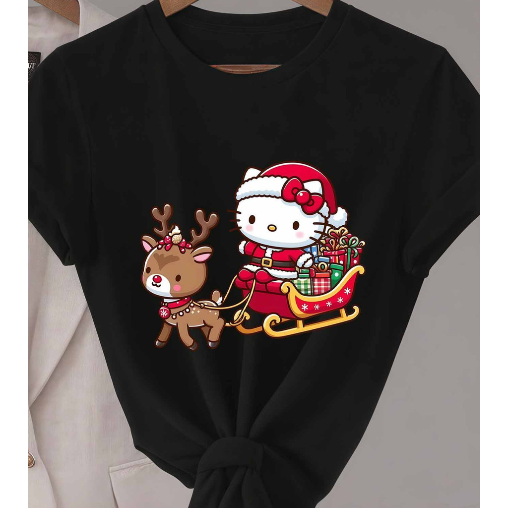 Camiseta Feminina Casual Plus Size Em Algodão Puro Com Estampa Da Hello Kitty Em Fantasia De Gatinha Natalina E Renas