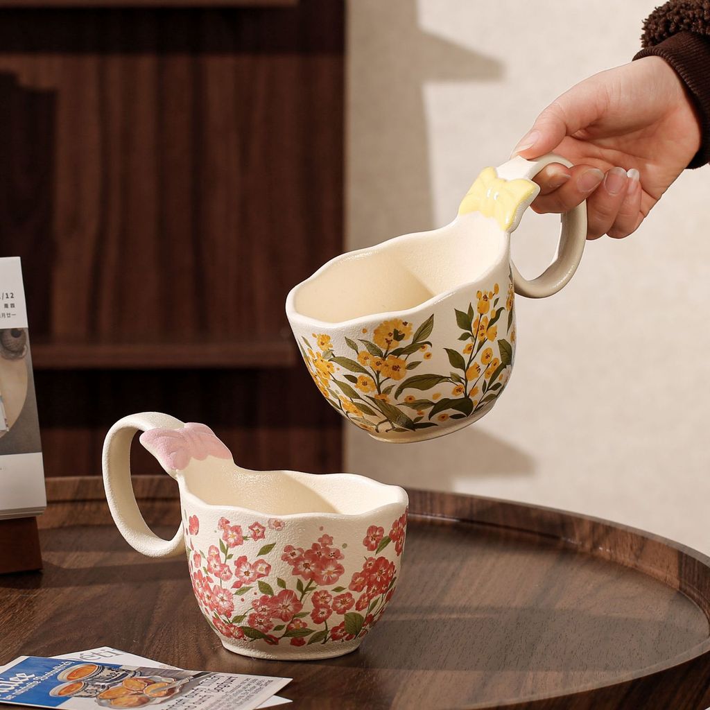 Copo de café da manhã de cerâmica de grande capacidade com alça curva de flor retrô de alto valor para uso doméstico par