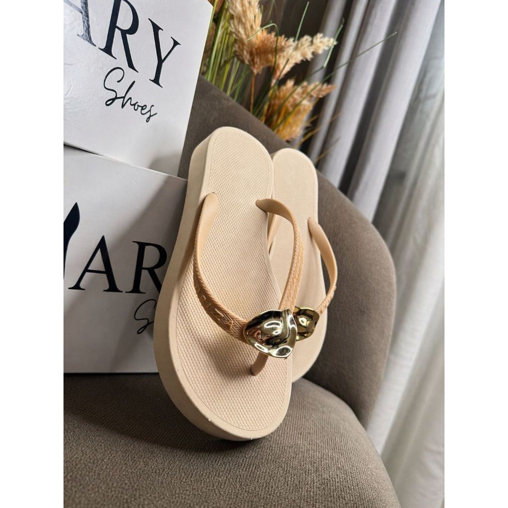 Sandalia Feminina em Cores Tendencia com Detalhe Dourado Luxo Confortável Antiderrapante Moda 2026