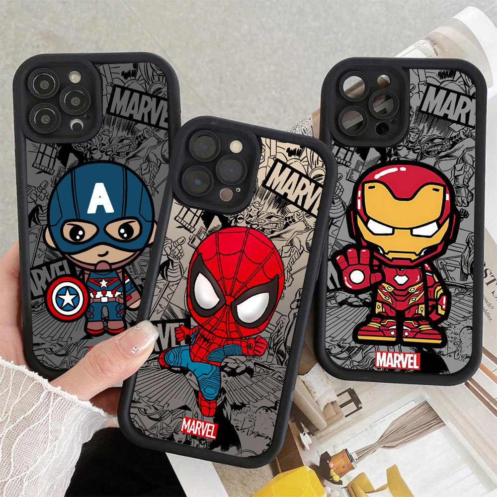Três capas de celular para Samsung com estampas dos heróis da Marvel, incluindo Capitão América, Homem-Aranha e Homem de Ferro em estilo cartoon