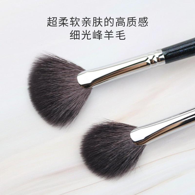 Pincel em forma de leque de lã frontal com luz fina Pincel iluminador Pincel de pó restante Pincel de Blush Super macio 