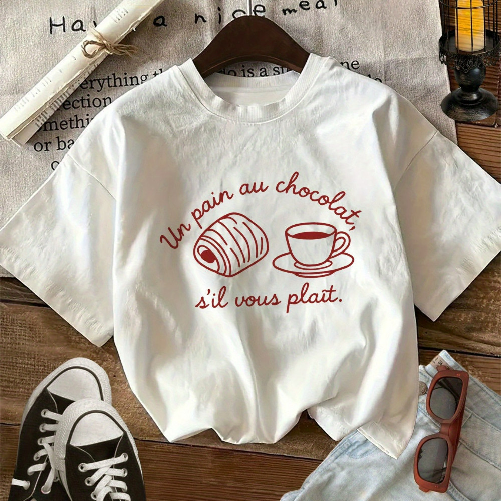 Camiseta Feminina Estilo Francês "Un Au Chocolat Sil Vous Plait" Manga Curta Croissant de Chocolate e Xícara de Café