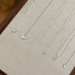 Colar de prata pura S925 com um único diamante para mulheres, um colar choker com pingente de estilo luxuoso e de design