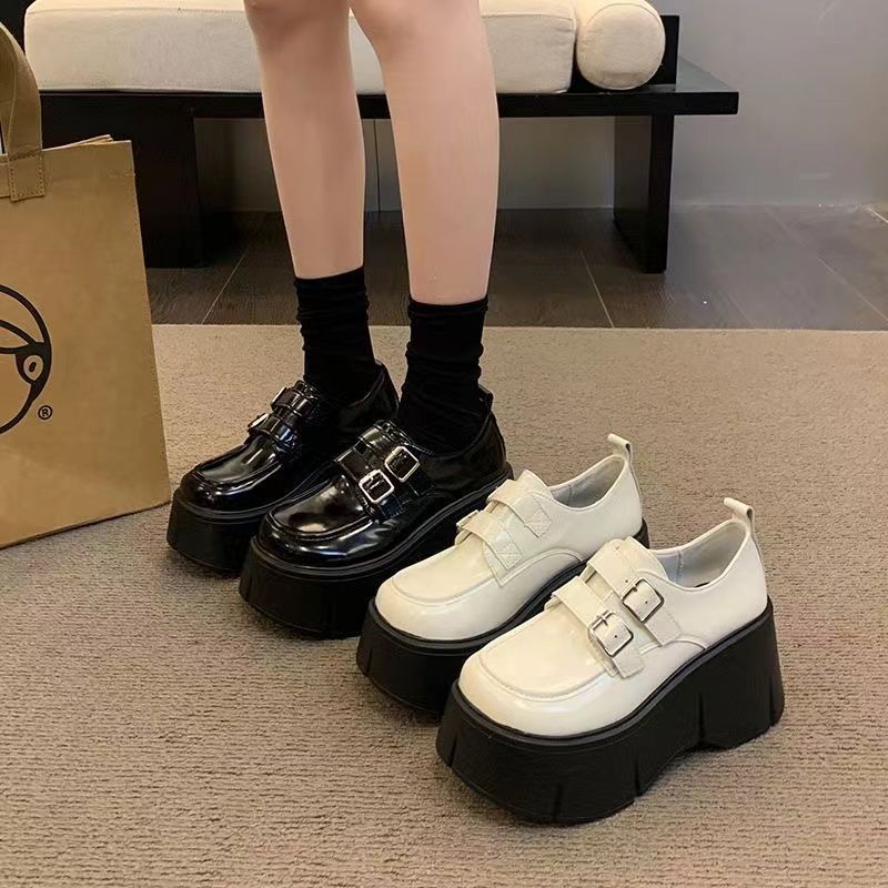 Sapatos pequenos de couro pequenos aumentados com sola grossa, uso externo feminino, sapatos únicos da moda UUFL