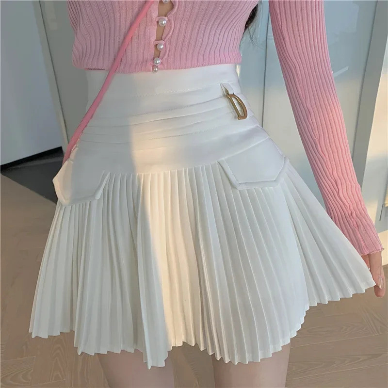 Saia Plissada Branca Sexy Casual Slim para Mulheres Universitárias, Cintura Alta, Mini, com Detalhe de Letra D Metálica,