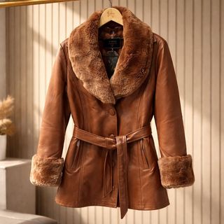Sobretudo Feminino Sintético PU com Cinto e Detalhes em Pelos na Gola e Punho Zoe