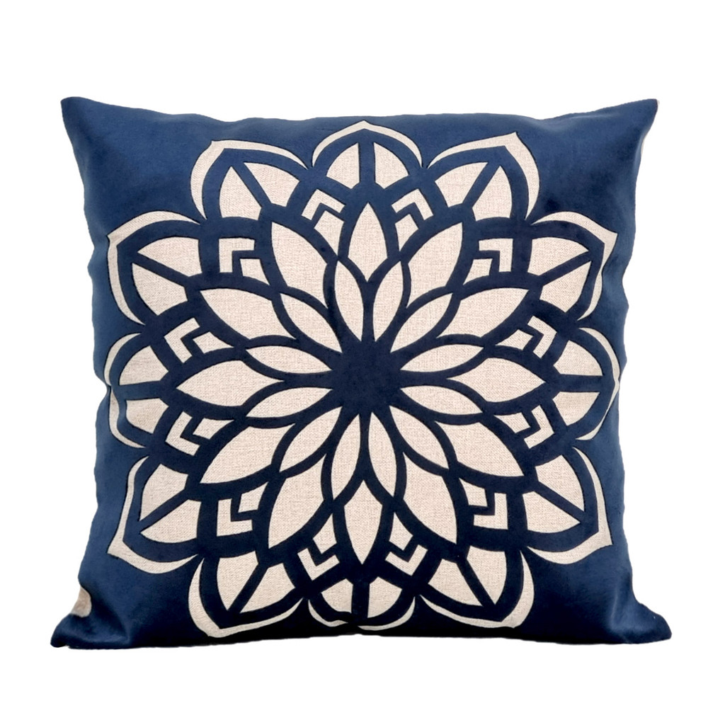 Capa 50x50 Linho com Aplique Mandala Veludo Azul Marinho
