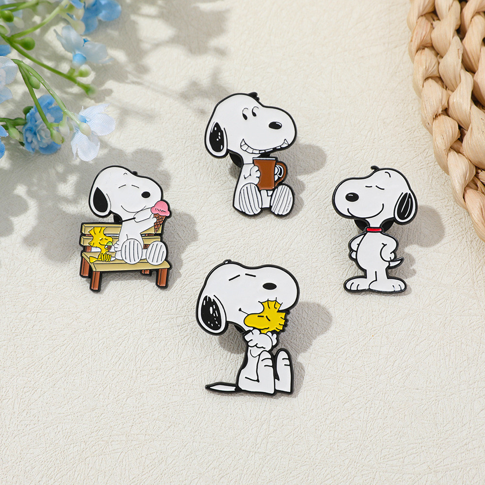 Broche de metal do personagem animado Snoopy, broche de liga metálica do cão Beagle Snoopy, acessório para mochila.
