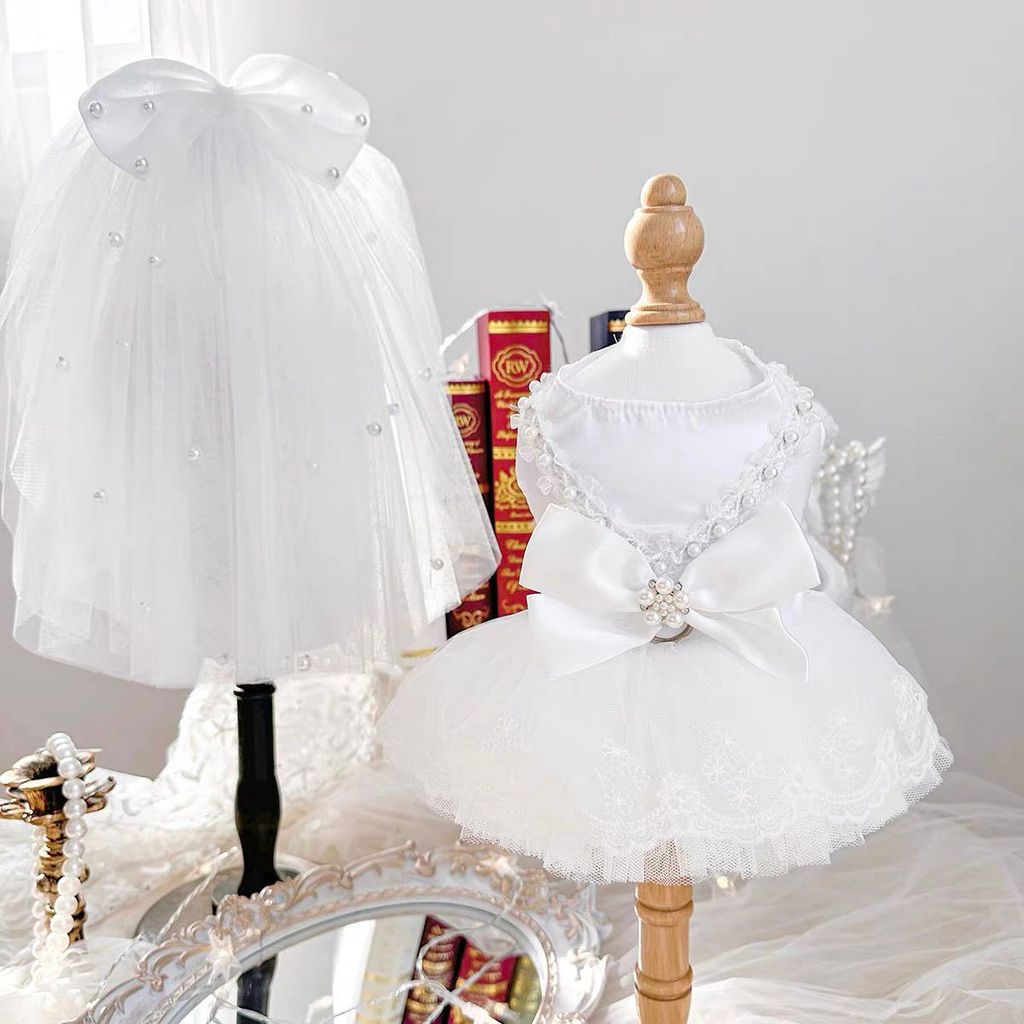 Vestido de Noiva para Pets com Renda–Saia Fofa e Armadinha Pérolas e Laço Decorativo Estilo Fofo, Elegante e Confortável