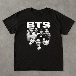 Camiseta Unissex Oversized Plus Size Feminina Masculina BTS Grupo Foto Preto e Branco,  Kpop Streetwear Vintage, Camisa