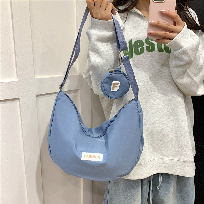 Bolsa Feminina Transversal Meia-Lua de Nylon Impermeável Casual, Moderna e Versátil