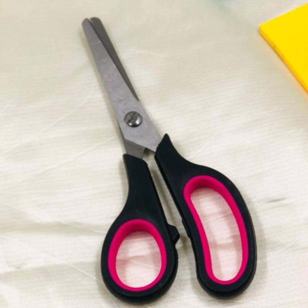 Tesoura Escolar Soft Premium Composto por caobo em polipropileno e resina - Léo & Léo em Oferta na Shopee