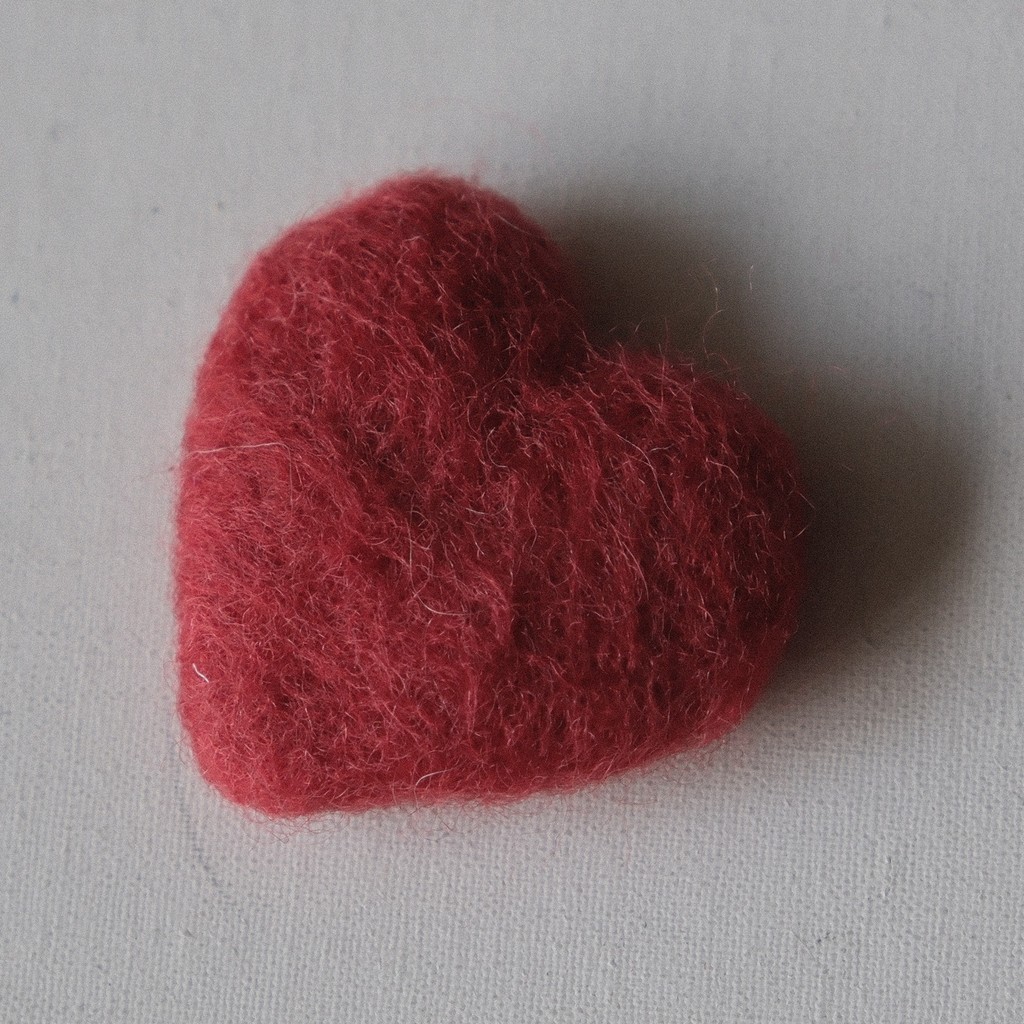 Cerca de 6cm um preço alemão JIM crocante macio coração vermelho lã feltro peça decorativa adesivo de pano