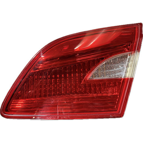 Lanterna Tampa Direita Nissan Sentra 2017 2018 2019 2020 Ori Direito/passageiro Vermelho