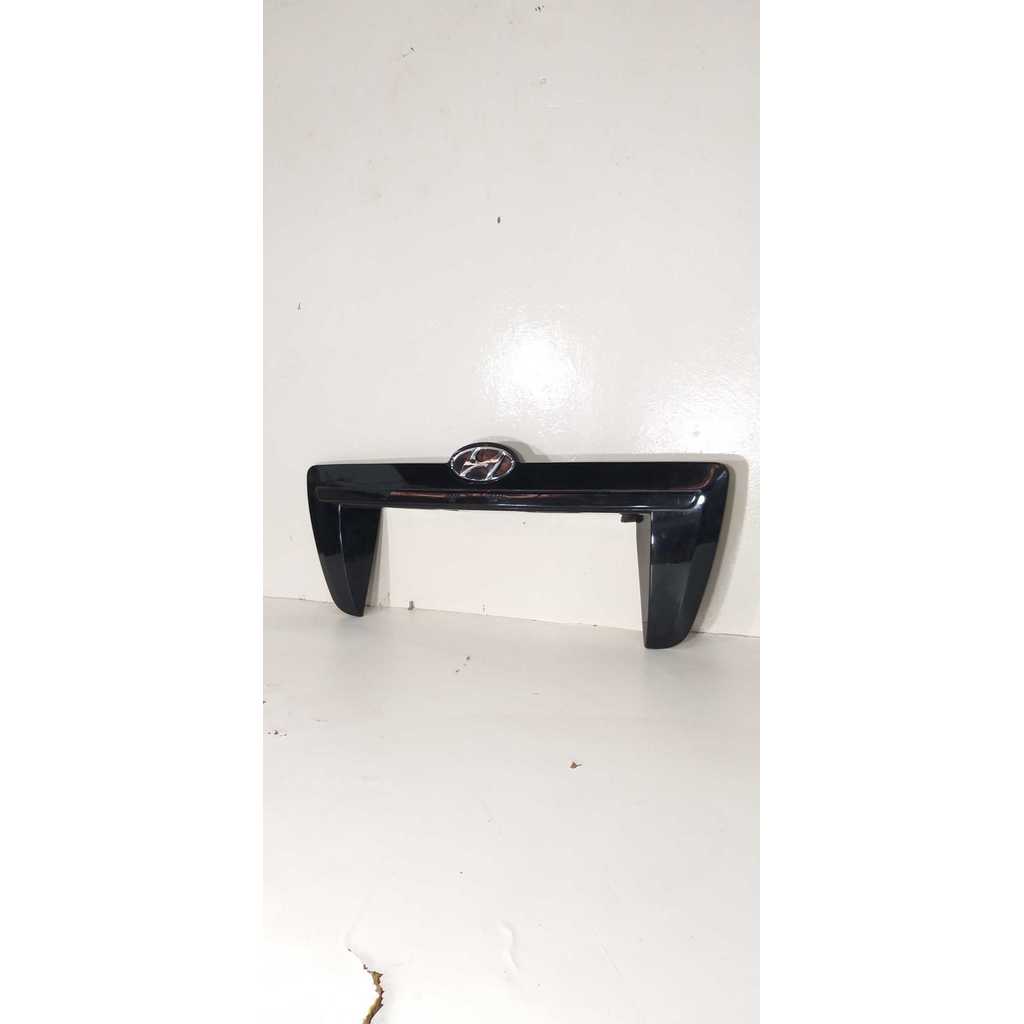 Moldura Com Friso Tampa Traseira Tucson 2009 Emblema