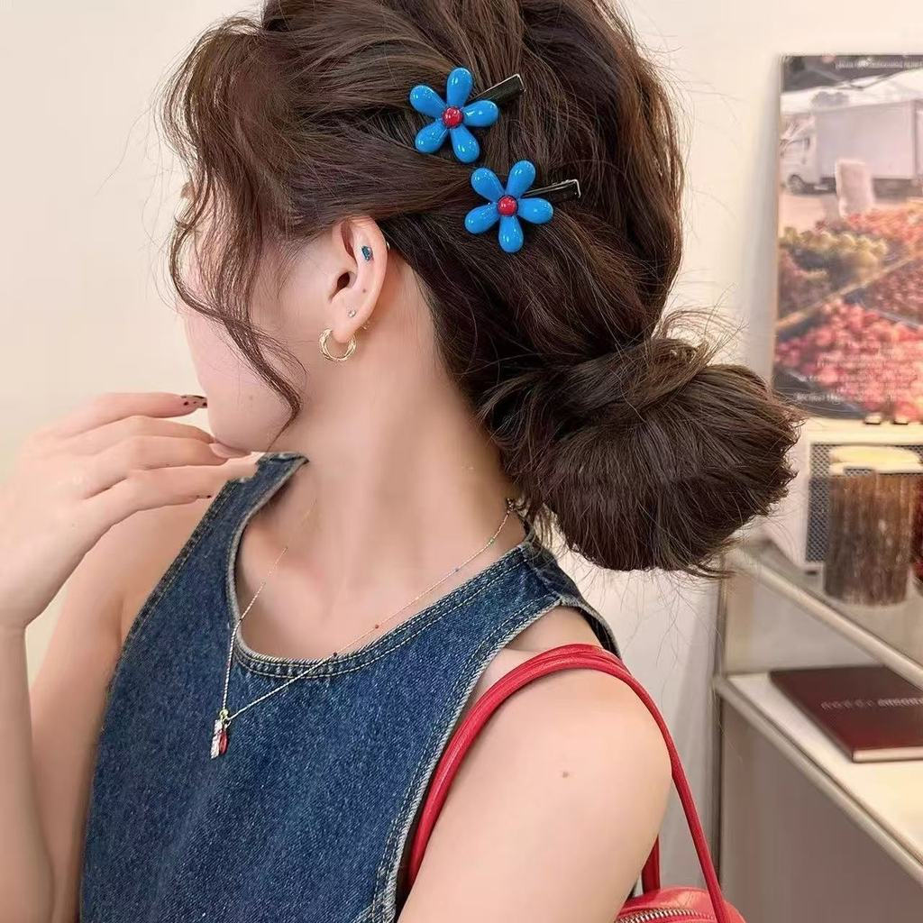 【Envio 24 horas】presilha de cabelo de flor com colisão de cores vermelha e azul estilo coreano 2026 presilha de lado par