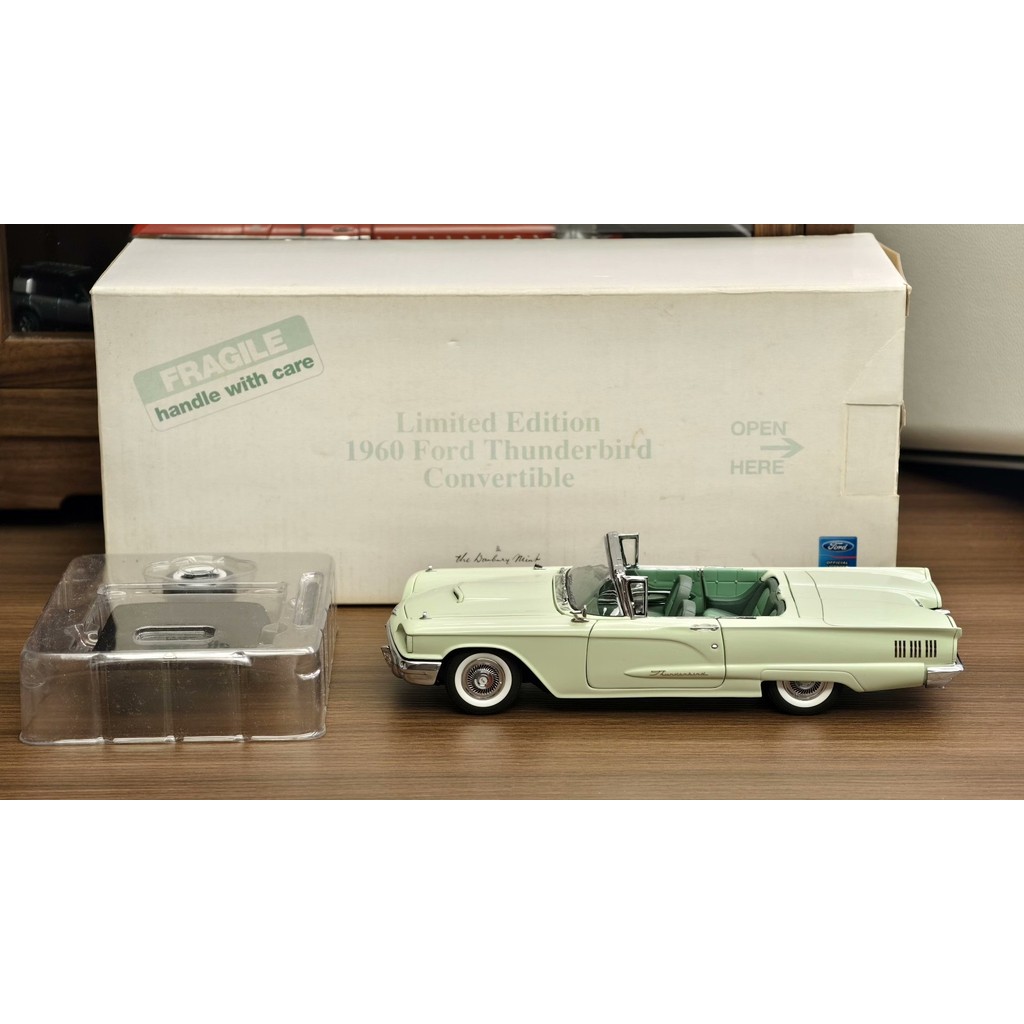 MBI 1/24 Danbury Mint 1/24 1960 Ford Thunderbird Modelo de carro conversível Pacote Original Bom rosto, sem papel, acess