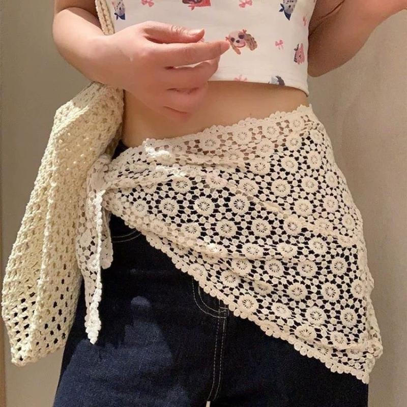 Elegante xale triangular de renda, mini saia justa, lenço feminino com detalhes vazados, saída de praia de verão.