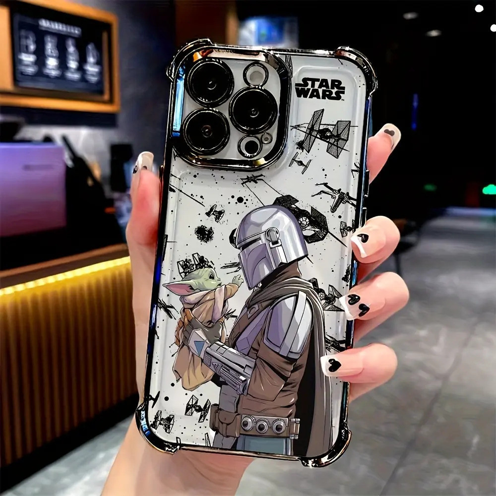 Capa de celular: Apresenta logotipos de Star Wars, mostrando Darth Vader, Stormtroopers, Mandalorians e Baby Yoda.