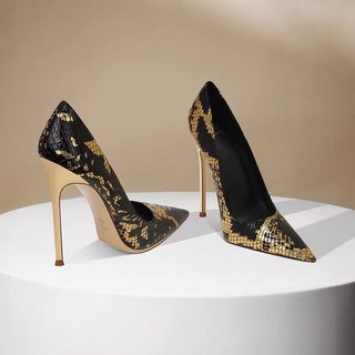 Sapatos femininos de salto alto com bico fino e salto com padrão de cobra de 10 cm