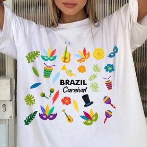 Camiseta Masculina Feminina Oversized Estampa Brasil Carnaval Máscara Instrumentos Folhas Tropical T-shirt Streetwear