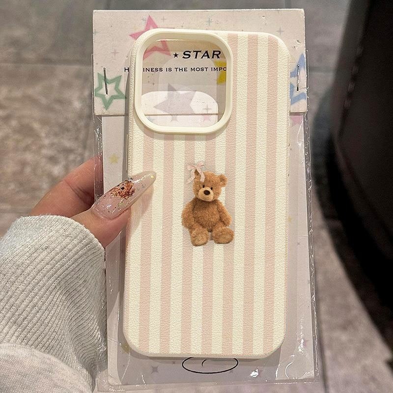 Capa de Celular: Capa de Celular Branca Marfim com Textura de Lichia e Estampa Fofa de Ursinho de Pelúcia, Adequada para