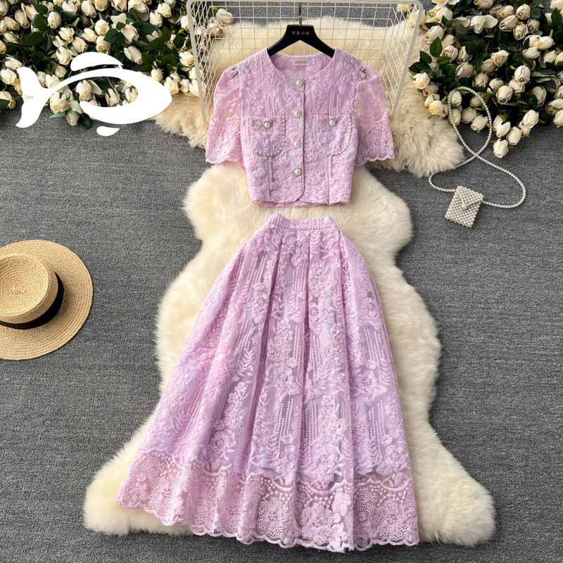 Conjunto de Duas Peças Feminino com Camisa de Renda Francesa Roxa e Mangas Bufantes de Crochê e Saia de Cintura Alta Mod
