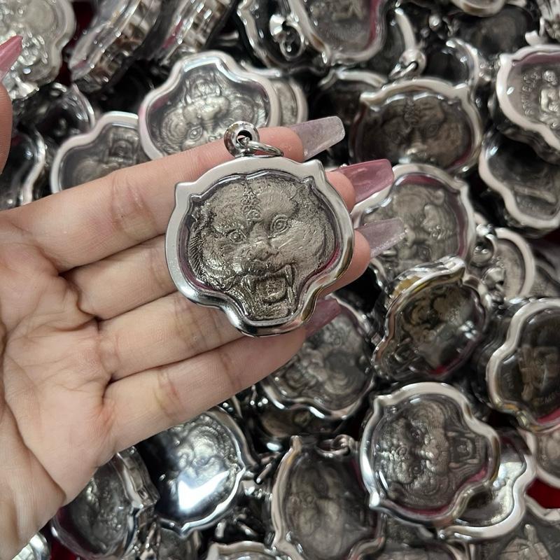 รูปสินค้า เหรียญเสือหลวงพ่อเปิ่น งานสวยพรีเมี่ยม เลี่ยมกรอบสแตนเลส