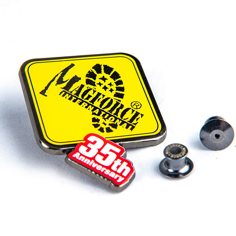 MAGFORCE Broche com logotipo do 35o aniversário, acessórios de moda diária, presentes, pequenos acessórios