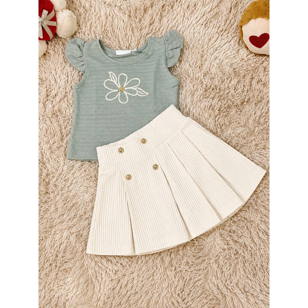 CONJUNTO PREMIUM INFANTIL BLUSA VERDE BORDADA E SAIA OFF-WHITE COM BOTÕES DE PEDRARIA