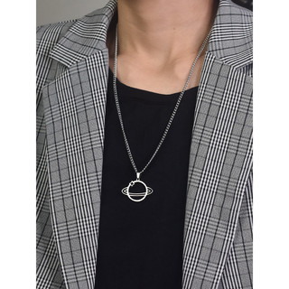 Simples temperamento camiseta colar ins japão coreia titânio aço saturno pingente colar rua tiro moda na moda camisola c