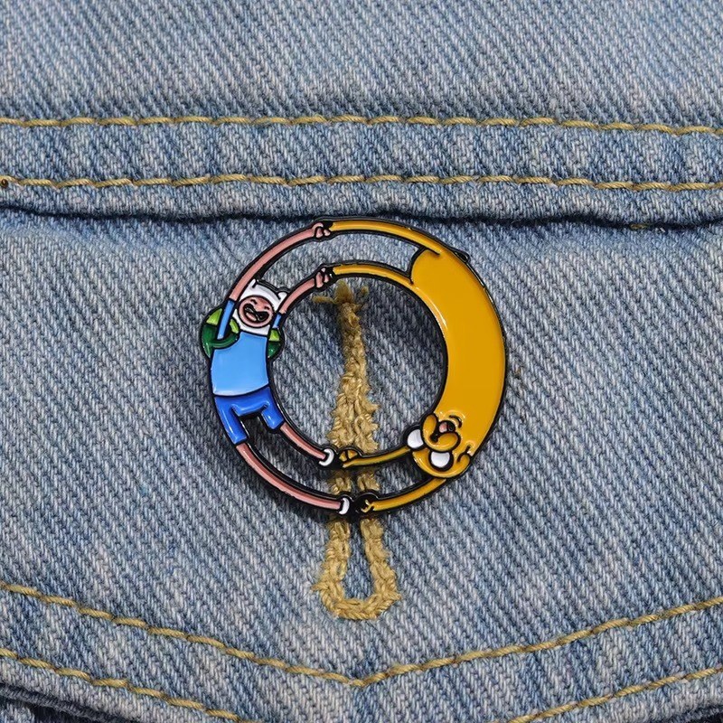 Broche Finn e Jake Hora da Aventura Esmaltado Desenho Animado Pin Metal Mochila Lapela Geek Nerd Presente Cartoon Retro