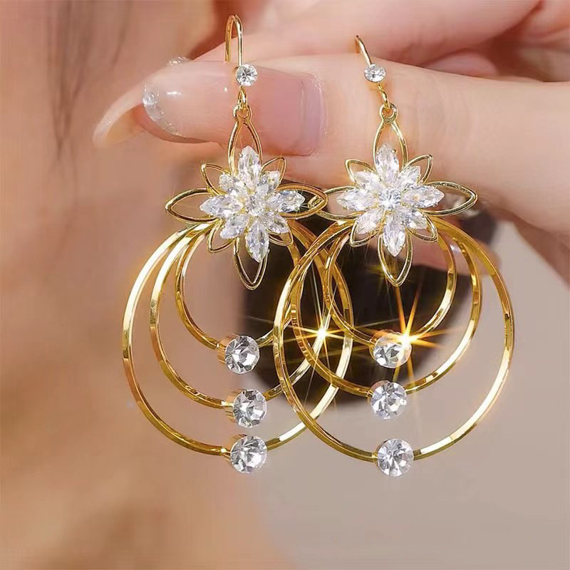 Brincos de orelhas dourados femininos, brincos de orelhas de diamante de flores, orelhas de banquete de moda simples